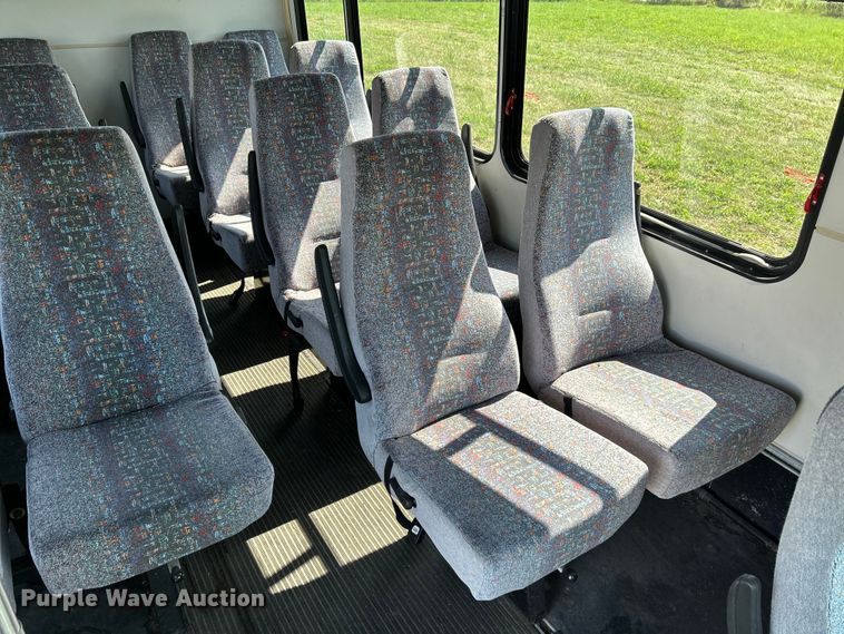 image for item NM9840 2009 Ford E-450 shuttle bus