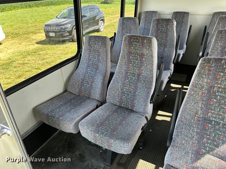 image for item NM9840 2009 Ford E-450 shuttle bus