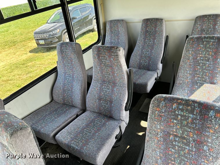 image for item NM9840 2009 Ford E-450 shuttle bus