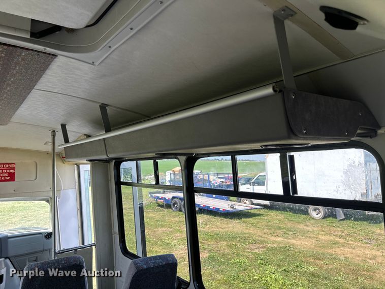 image for item NM9840 2009 Ford E-450 shuttle bus