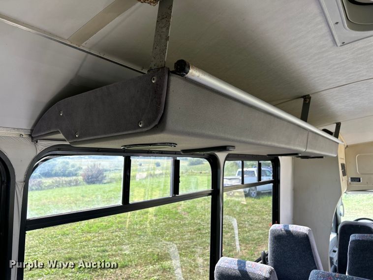 image for item NM9840 2009 Ford E-450 shuttle bus
