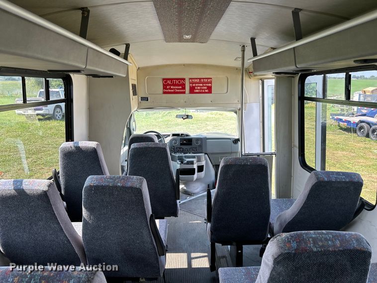 image for item NM9840 2009 Ford E-450 shuttle bus