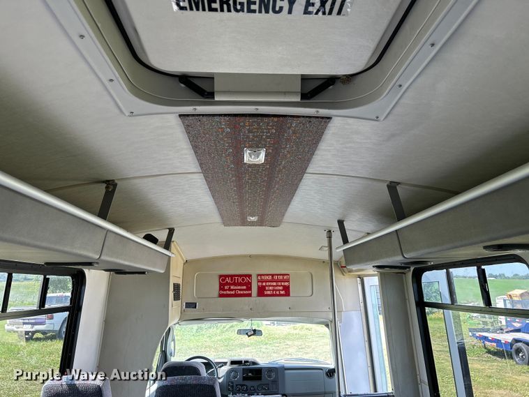 image for item NM9840 2009 Ford E-450 shuttle bus