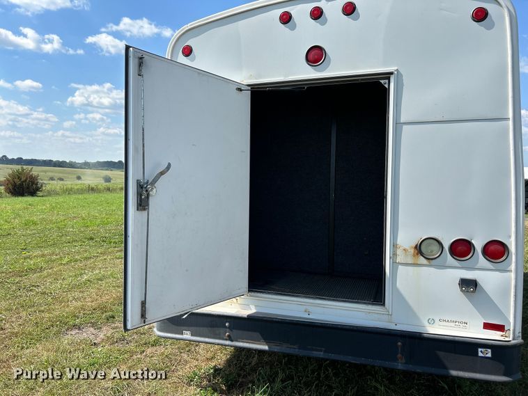 image for item NM9840 2009 Ford E-450 shuttle bus