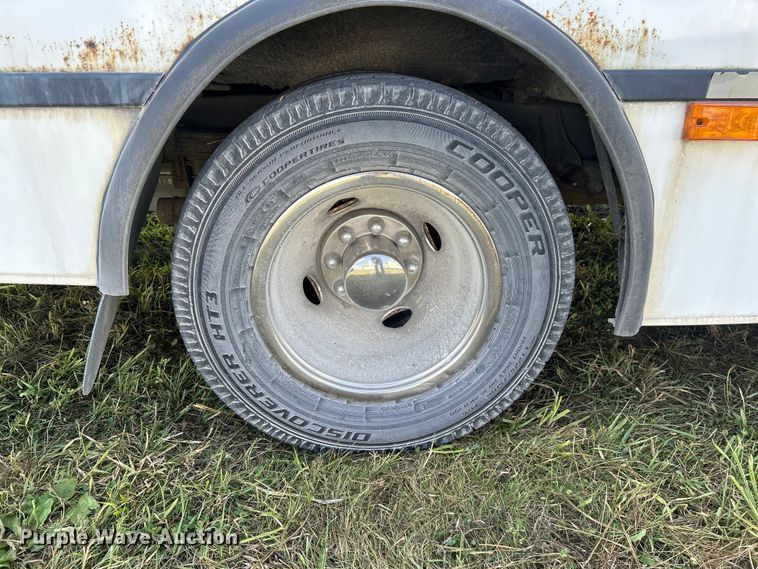image for item NM9840 2009 Ford E-450 shuttle bus