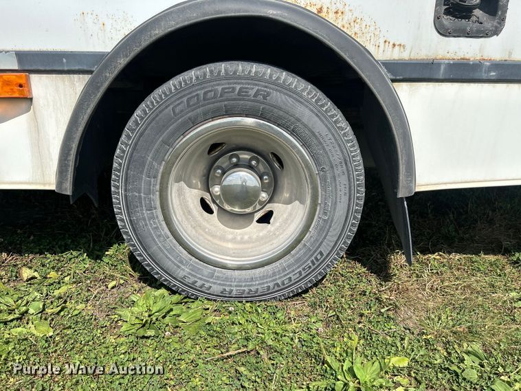 image for item NM9840 2009 Ford E-450 shuttle bus