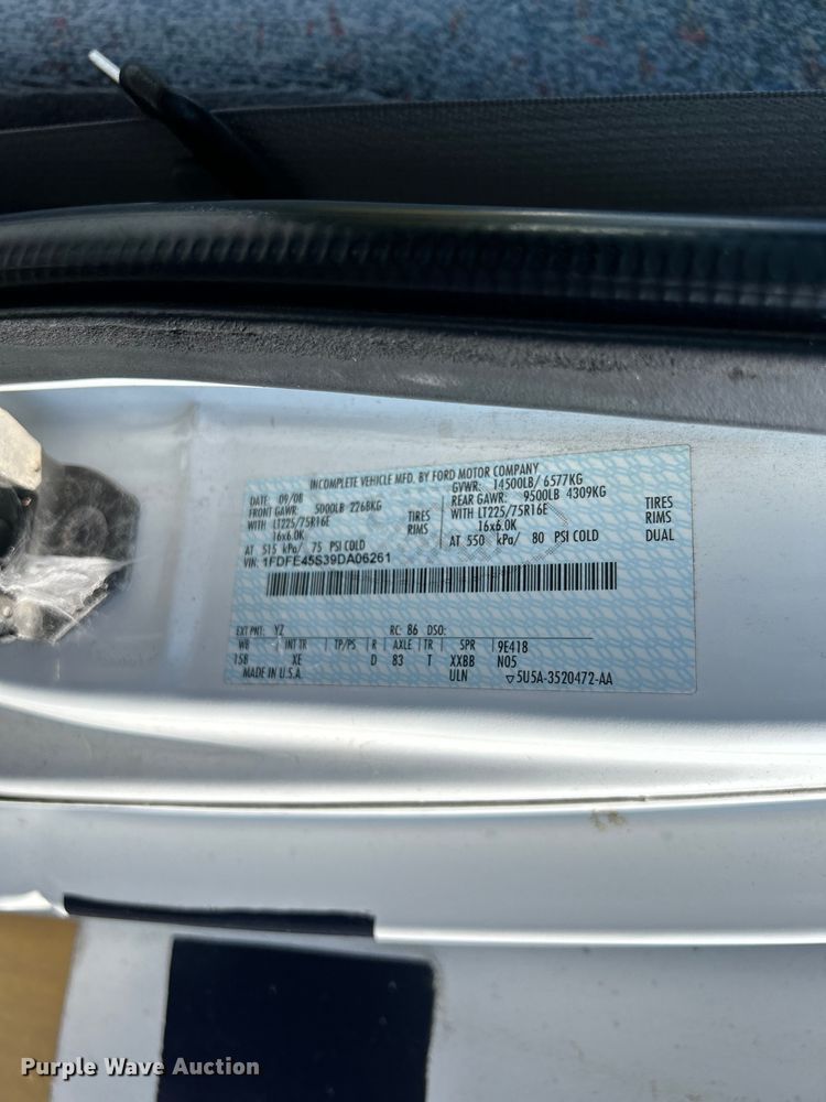 image for item NM9840 2009 Ford E-450 shuttle bus