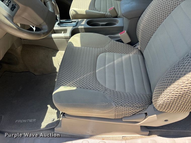 image for item YA3836 2016 Nissan Frontier Crew Cab pickup truck