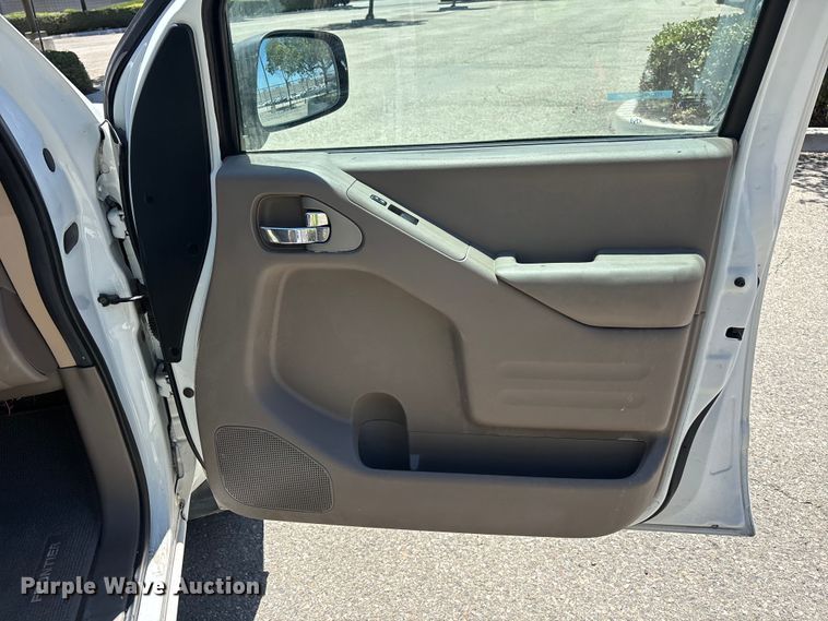 image for item YA3836 2016 Nissan Frontier Crew Cab pickup truck