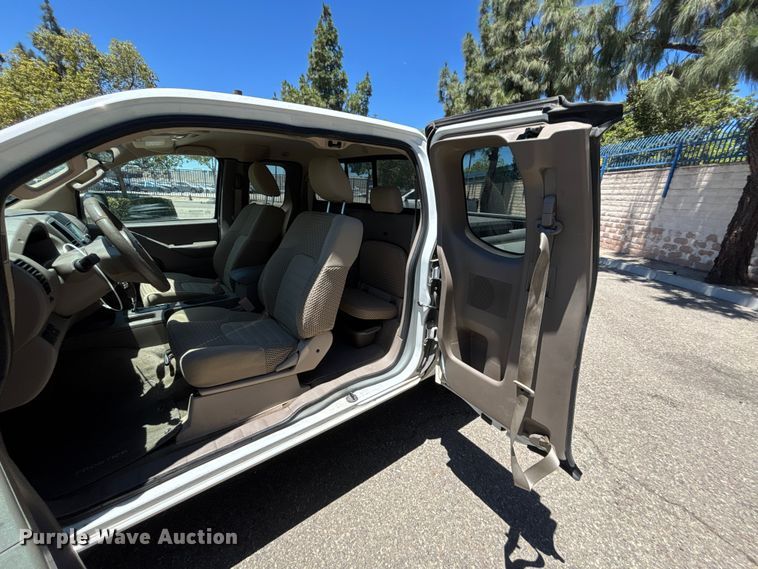 image for item YA3836 2016 Nissan Frontier Crew Cab pickup truck