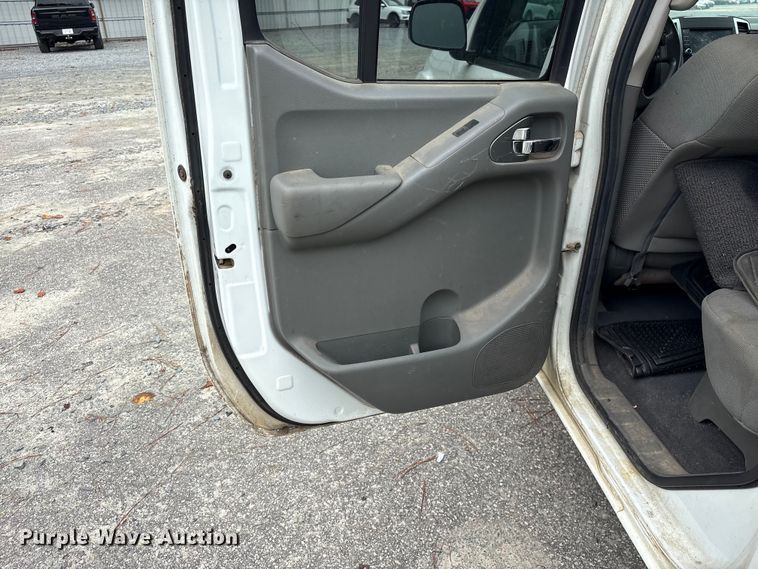 image for item YA3881 2019 Nissan Frontier Crew Cab pickup truck
