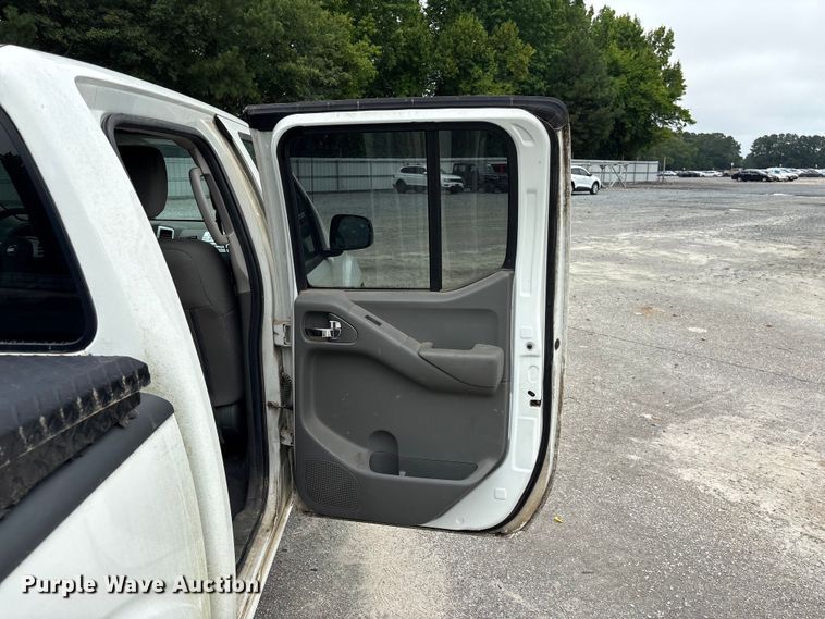 image for item YA3881 2019 Nissan Frontier Crew Cab pickup truck