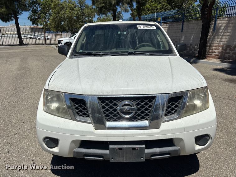 image for item YA3894 2015 Nissan Frontier Crew Cab pickup truck