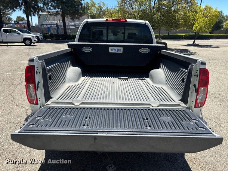 image for item YA3894 2015 Nissan Frontier Crew Cab pickup truck