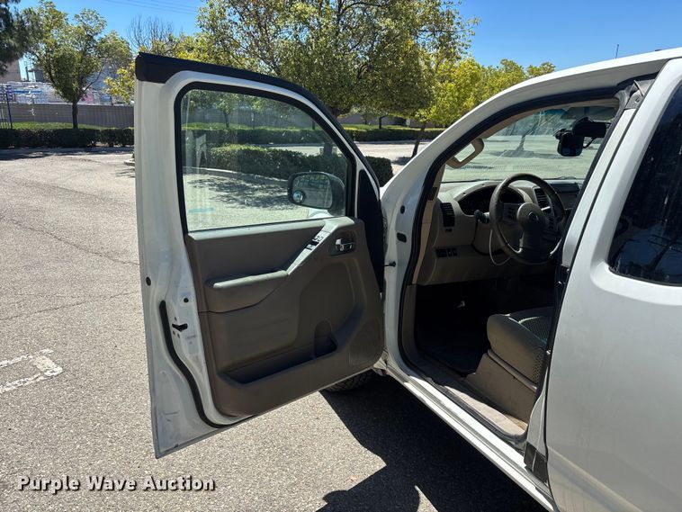 image for item YA3894 2015 Nissan Frontier Crew Cab pickup truck