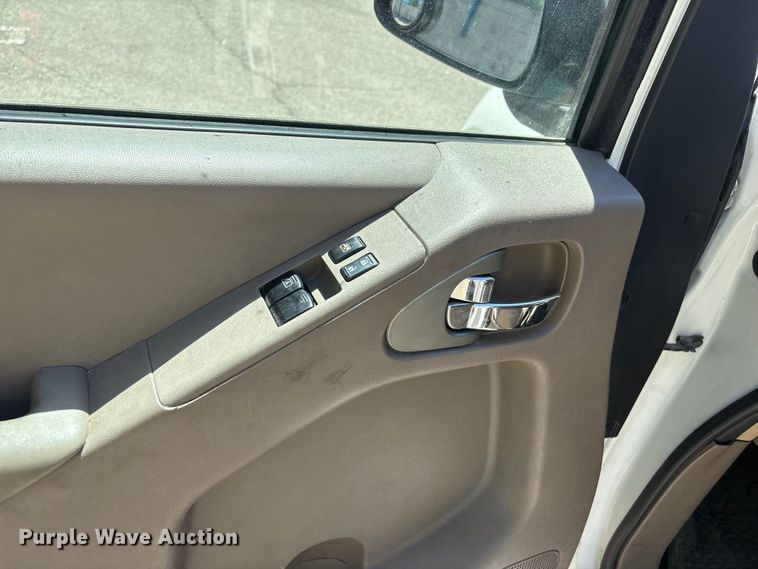 image for item YA3894 2015 Nissan Frontier Crew Cab pickup truck