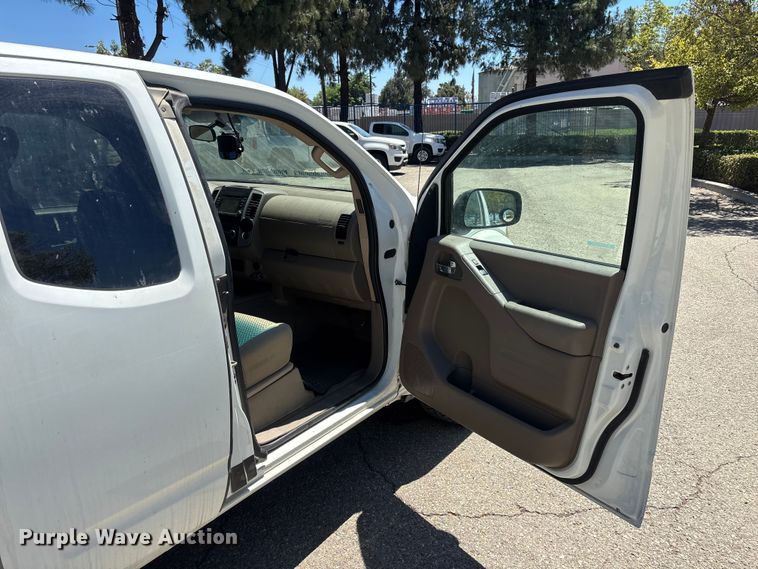 image for item YA3894 2015 Nissan Frontier Crew Cab pickup truck
