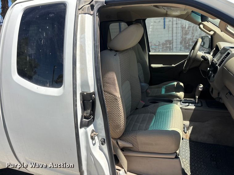 image for item YA3894 2015 Nissan Frontier Crew Cab pickup truck