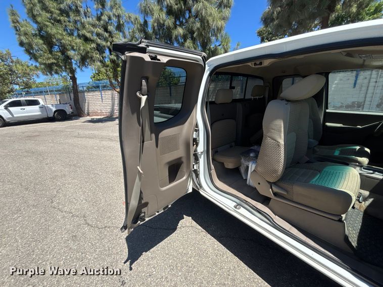 image for item YA3894 2015 Nissan Frontier Crew Cab pickup truck