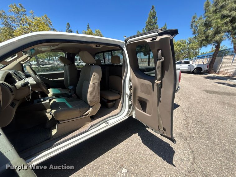 image for item YA3894 2015 Nissan Frontier Crew Cab pickup truck
