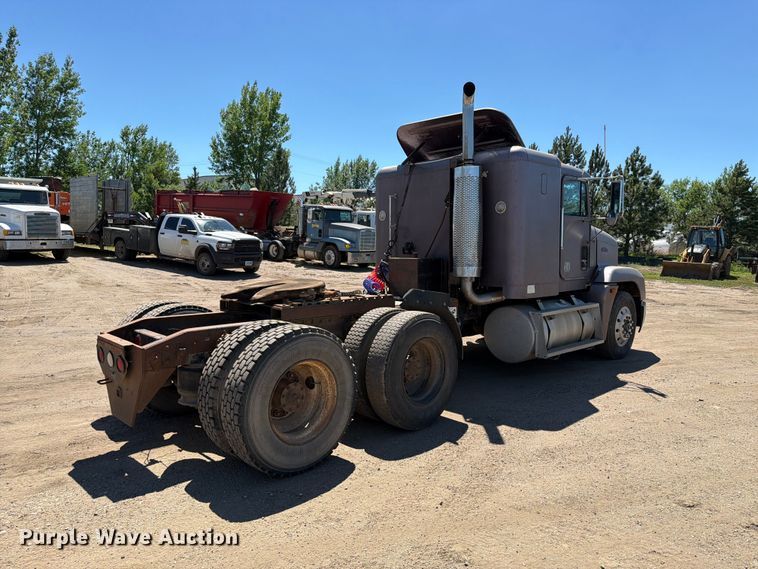 image for item DQ0077 1991 Freightliner FLD120 semi truck