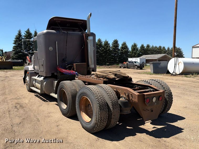image for item DQ0077 1991 Freightliner FLD120 semi truck