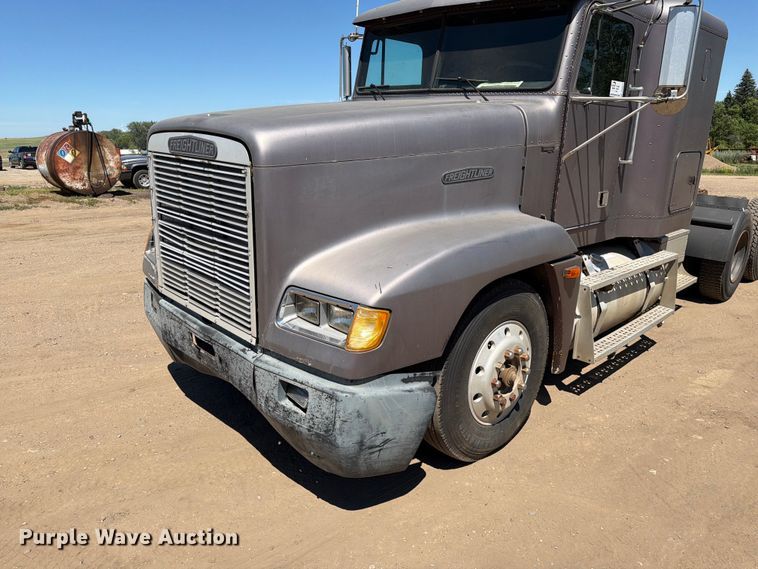 image for item DQ0077 1991 Freightliner FLD120 semi truck