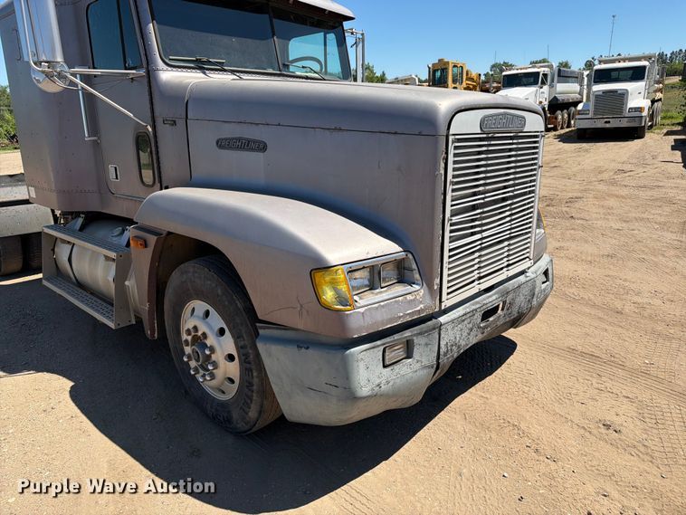 image for item DQ0077 1991 Freightliner FLD120 semi truck