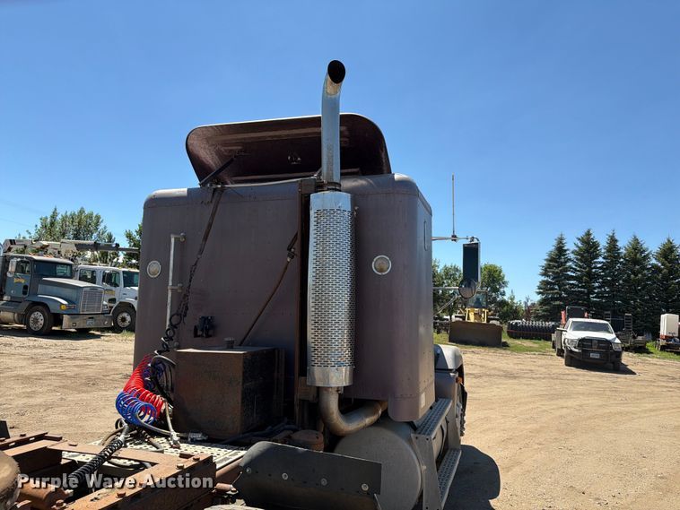 image for item DQ0077 1991 Freightliner FLD120 semi truck