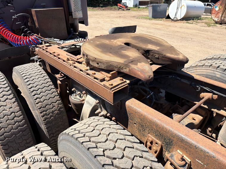 image for item DQ0077 1991 Freightliner FLD120 semi truck