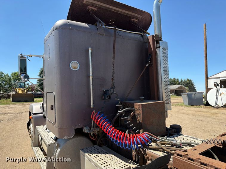 image for item DQ0077 1991 Freightliner FLD120 semi truck