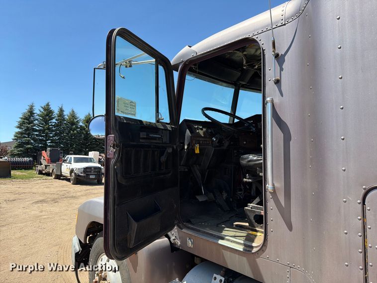 image for item DQ0077 1991 Freightliner FLD120 semi truck