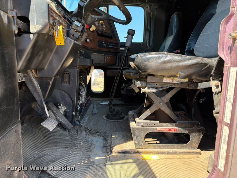 image for item DQ0077 1991 Freightliner FLD120 semi truck
