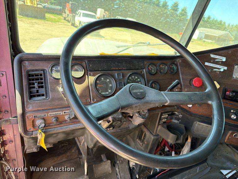 image for item DQ0077 1991 Freightliner FLD120 semi truck