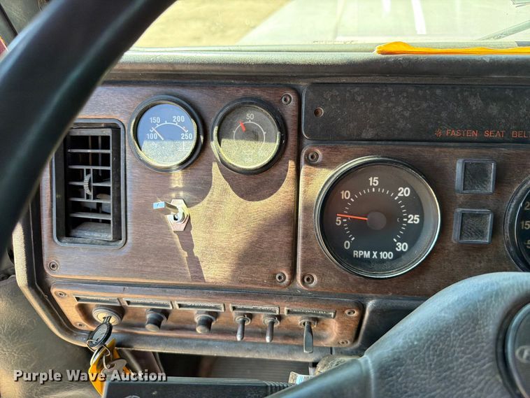 image for item DQ0077 1991 Freightliner FLD120 semi truck