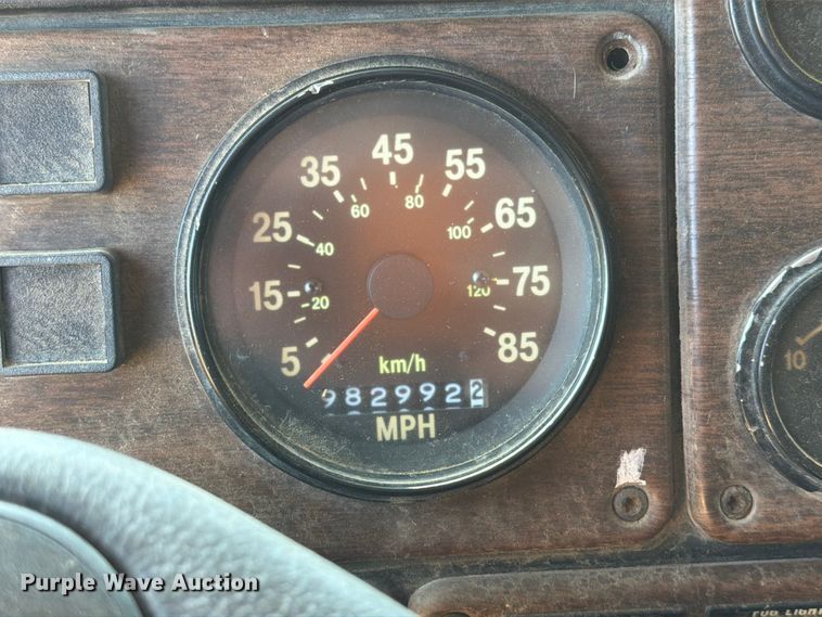 image for item DQ0077 1991 Freightliner FLD120 semi truck