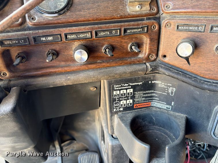 image for item DQ0077 1991 Freightliner FLD120 semi truck
