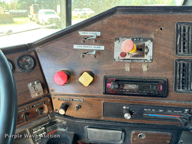 image for item DQ0077 1991 Freightliner FLD120 semi truck