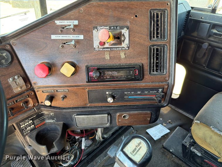 image for item DQ0077 1991 Freightliner FLD120 semi truck