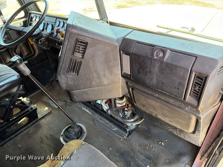 image for item DQ0077 1991 Freightliner FLD120 semi truck