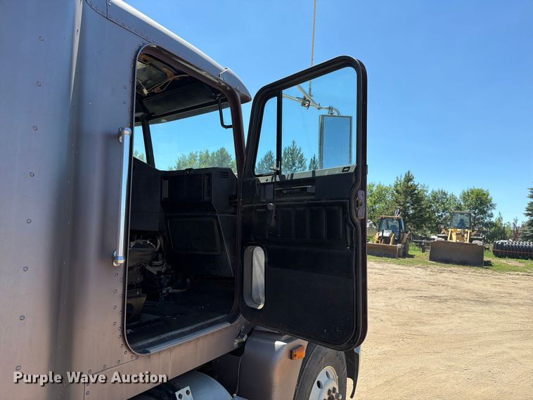 image for item DQ0077 1991 Freightliner FLD120 semi truck