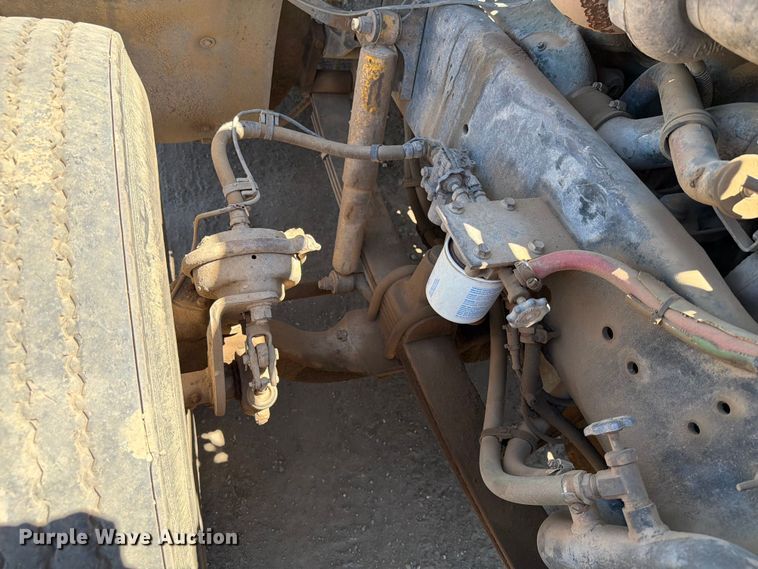 image for item DQ0077 1991 Freightliner FLD120 semi truck