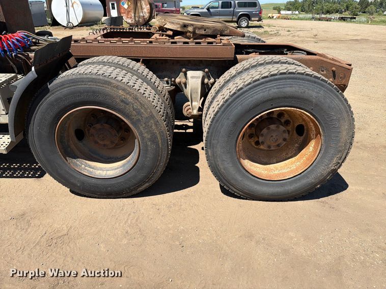 image for item DQ0077 1991 Freightliner FLD120 semi truck