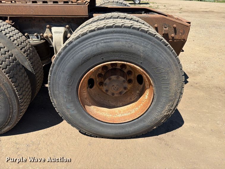 image for item DQ0077 1991 Freightliner FLD120 semi truck