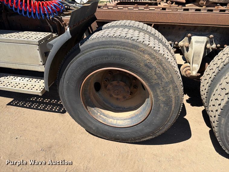 image for item DQ0077 1991 Freightliner FLD120 semi truck