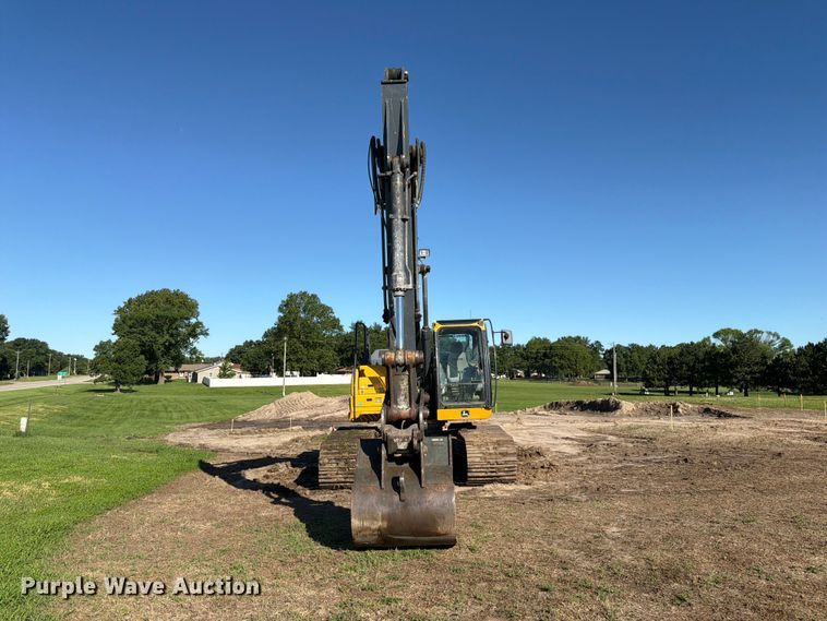 image for item DQ7844 2017 John Deere 210G excavator