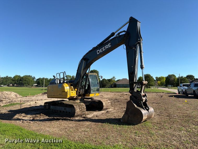 image for item DQ7844 2017 John Deere 210G excavator