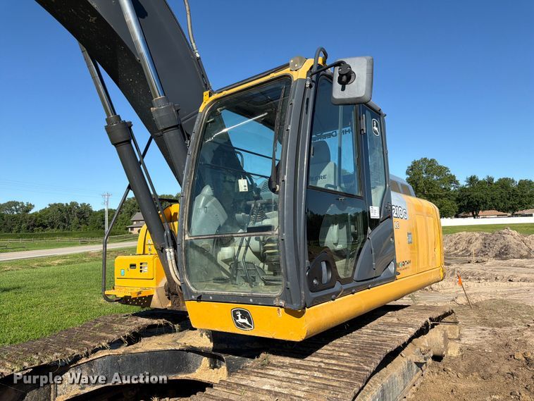 image for item DQ7844 2017 John Deere 210G excavator