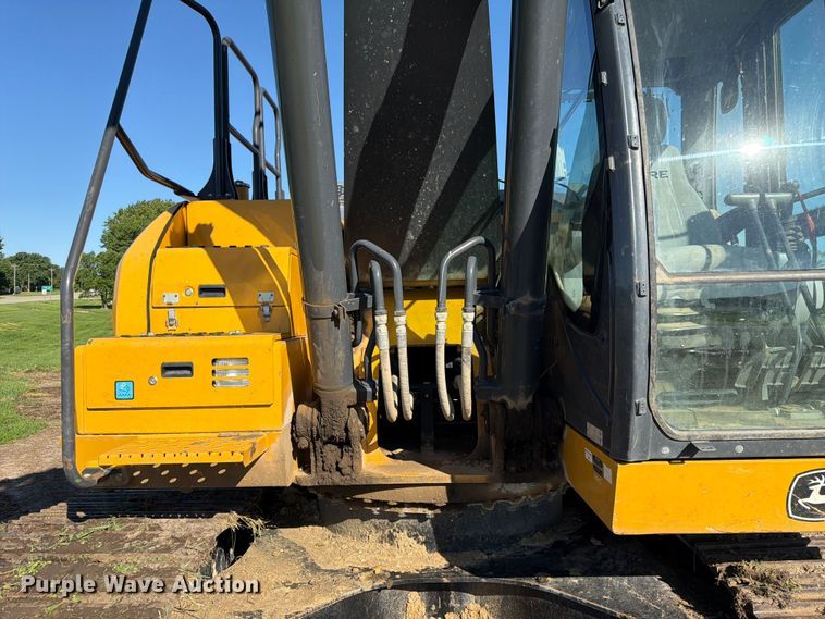 image for item DQ7844 2017 John Deere 210G excavator