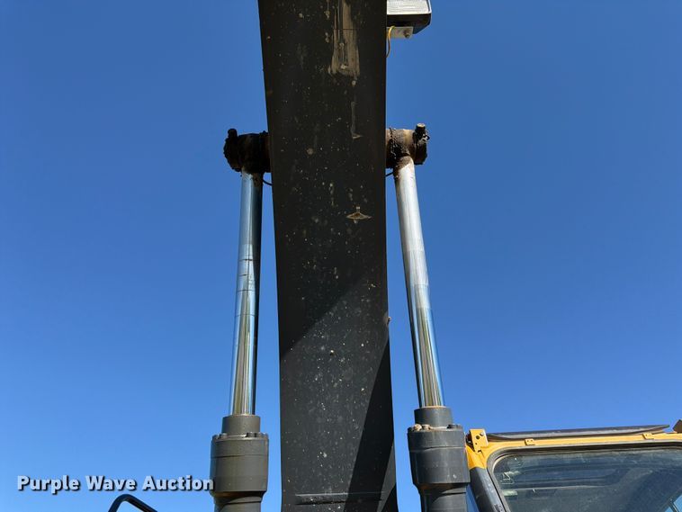 image for item DQ7844 2017 John Deere 210G excavator